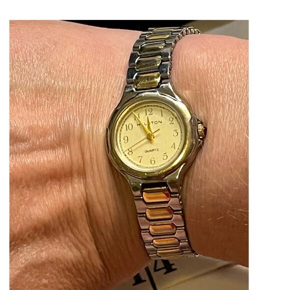 Halston Two toned band with clasp Watch 001-6236 Vintage - Picture 12 of 13